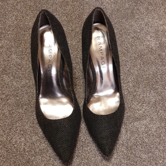 Gray & Black Textured pointy toed heels - Picture 2 of 5